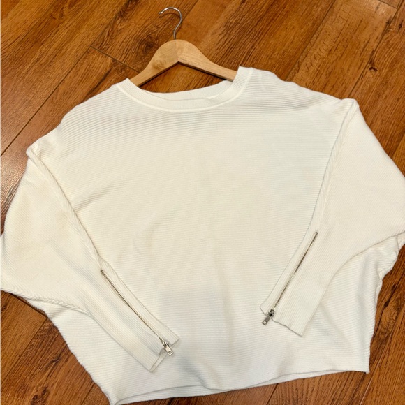 Carmen Marc Valvo Ivory Cream Women's Dolman Zipper Sleeve Sweater. Medium - Picture 3 of 8